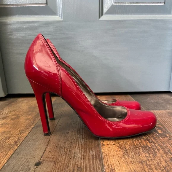 Guess by Marciano Glossy Red Heels - Picture 4 of 8